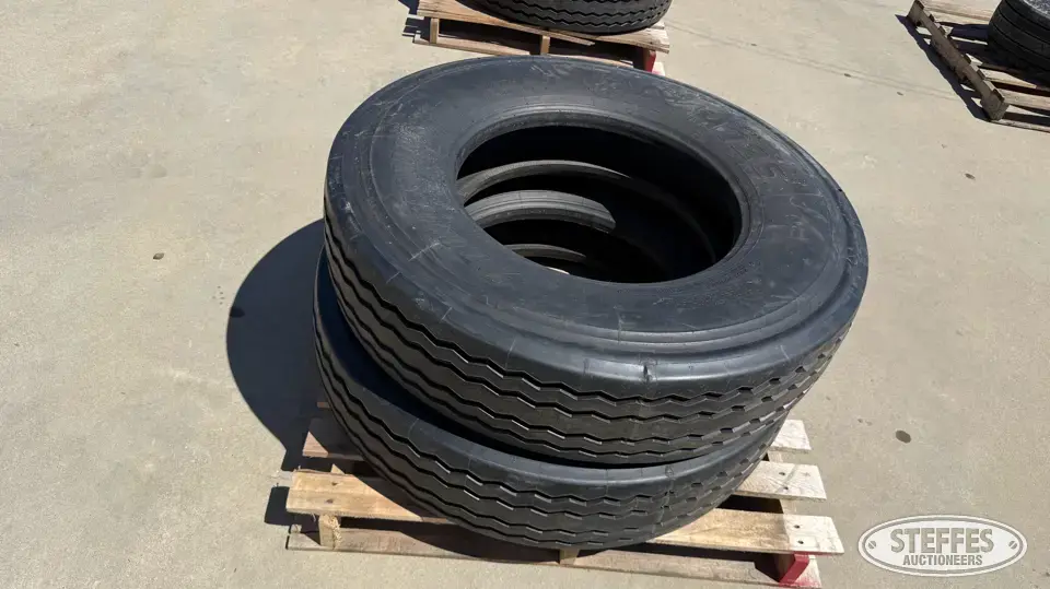 (2) Bridgestone M726 11R22.5 tires Truck Tire