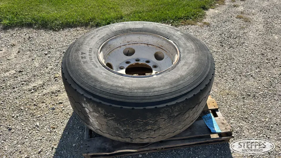 (1) Michelin 425/65R22.5 tire Tractor-Implement Tire