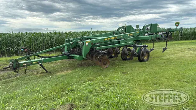 John Deere 2700