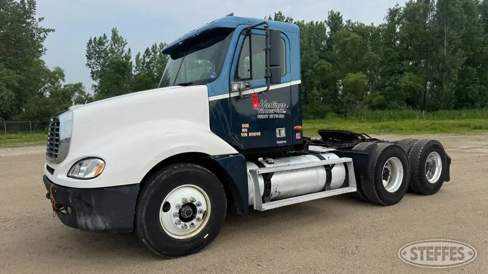 2001 Freightliner Columbia Conventional Truck without Sleeper