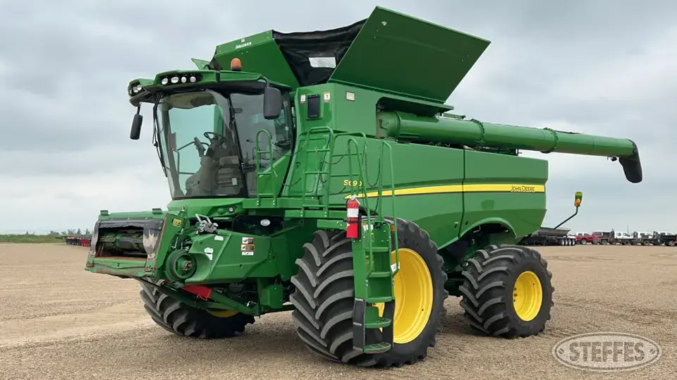2016 John Deere S690 Combine