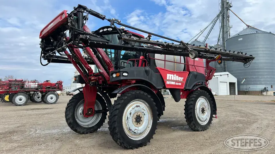 2013 Miller Nitro 5240 Self-Propelled Sprayer