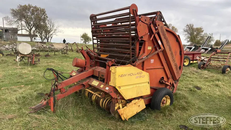 New Holland 850 Round Baler