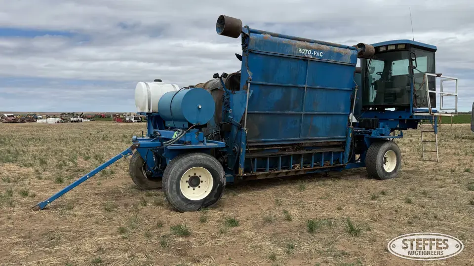 2004 Roto-Pac self-propelled silage bagger Grain Bag Loaders and Unloader