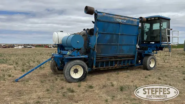 2004 Roto-Pac self-propelled silage bagger