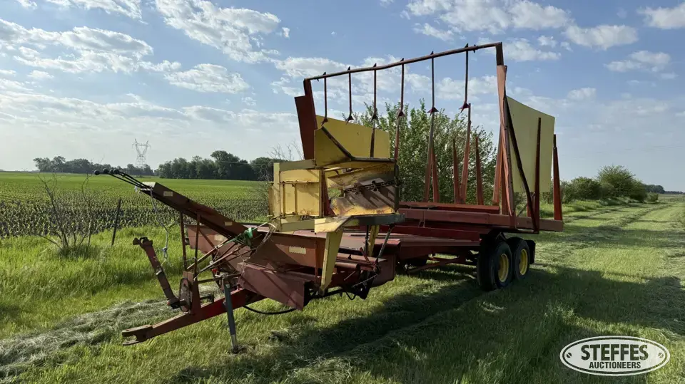 New Holland 1044 Bale Handling
