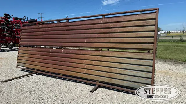 Freestanding wind break panel