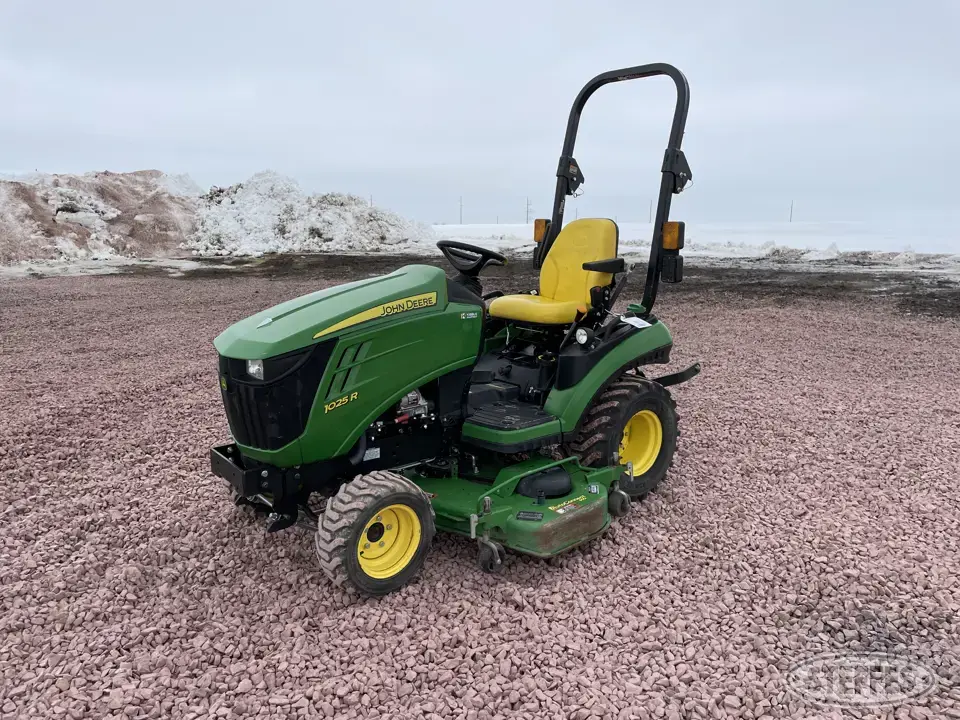 2017 John Deere 1025R MFWD Tractor