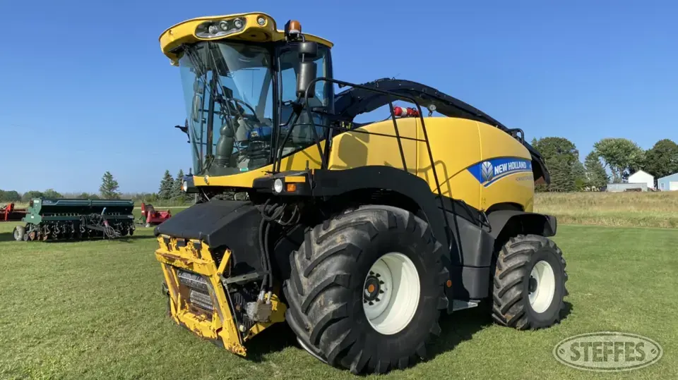 2014 New Holland FR850 Self-Propelled Harvester