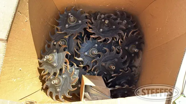 (39) Dawn curved tine closing wheels