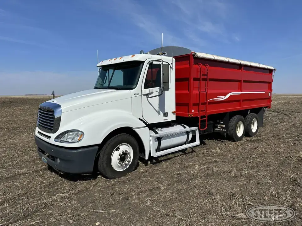 2002 Freightliner Columbia 120 Tandem Boxed Truck