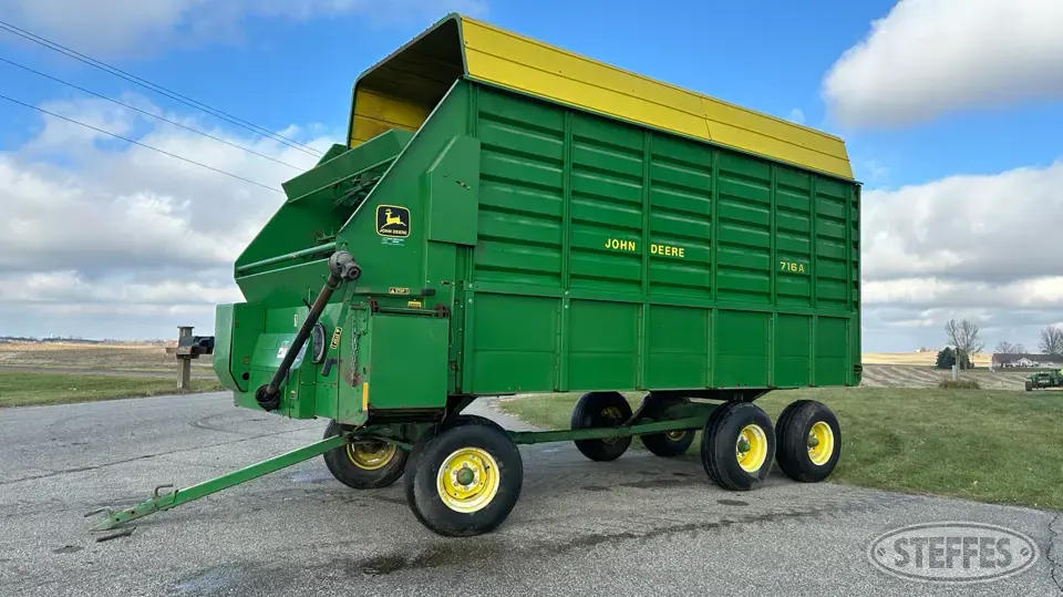 John Deere 716A Forage Wagon