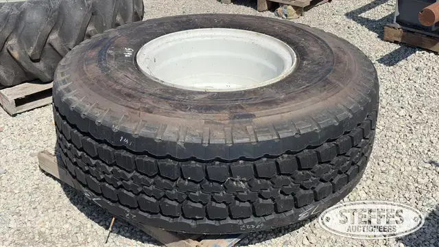 Bridgestone 525/80R25 tire