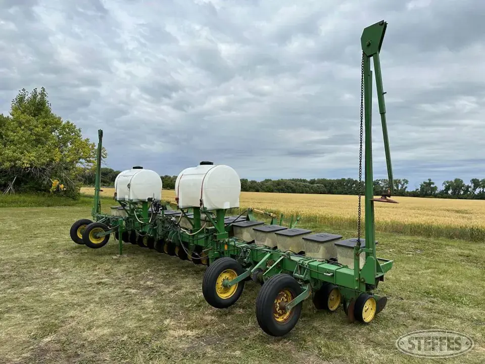 John Deere 7100 12 or More Row Planter
