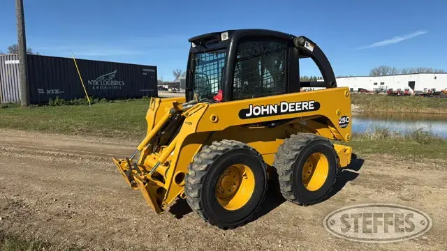 2005 John Deere 250 Series II