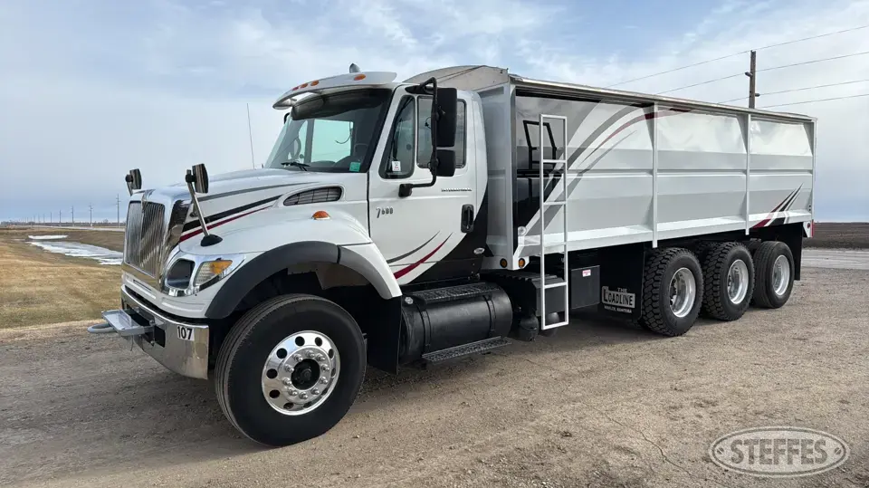 2005 International 7600 Tri-Axle Boxed Truck