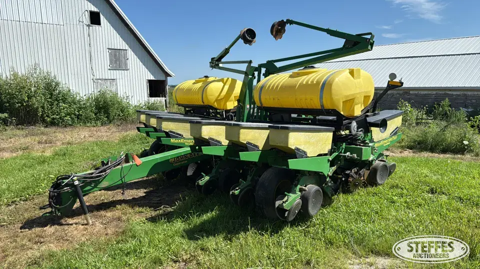 1997 John Deere 1760 Conservation 12 or More Row Planter