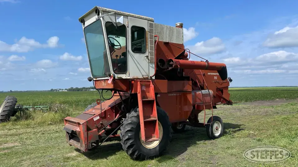 1977 International 715 Combine
