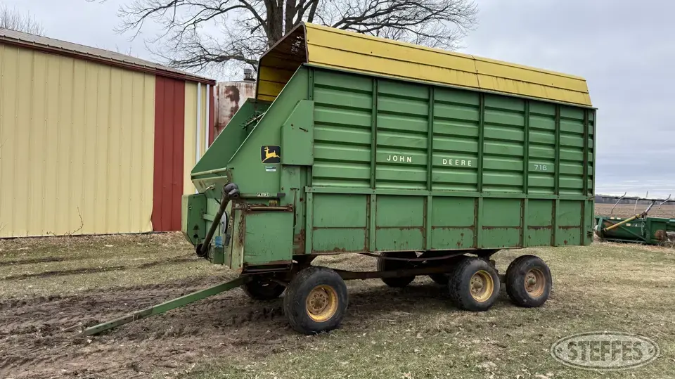 John Deere 716 Forage Wagon