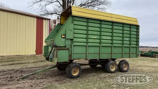 John Deere 716
