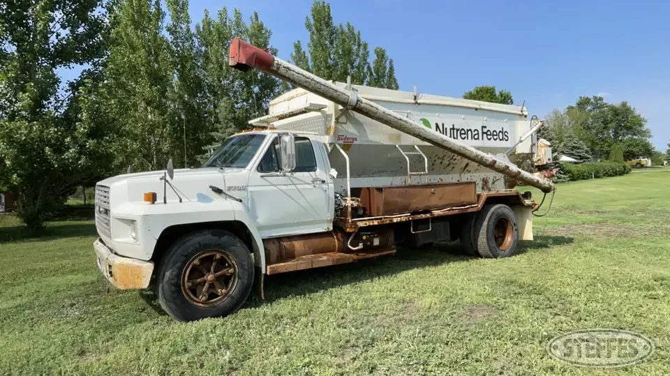 1991 Ford F700 Tender Truck