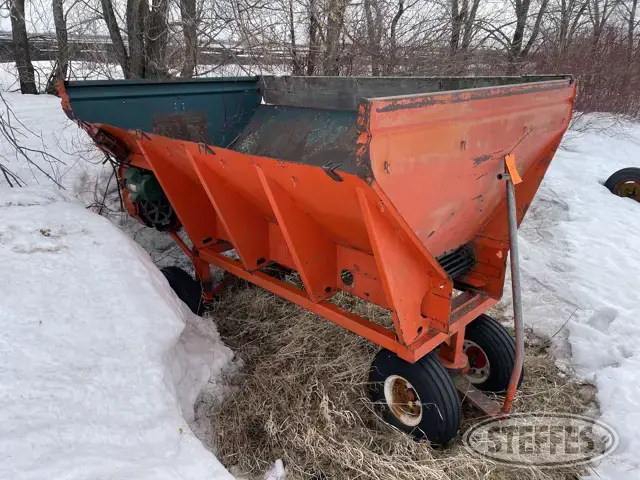 Pull-type potato hopper
