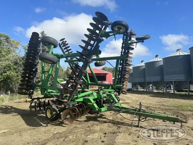 John Deere 637