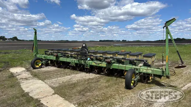 John Deere 7300