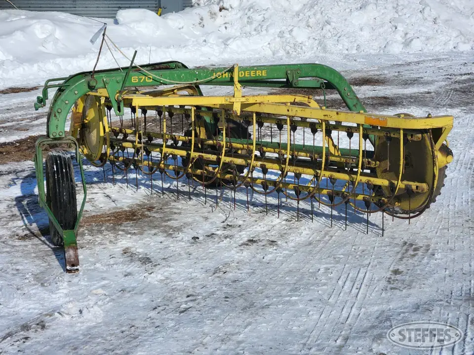 John Deere 670 Rake