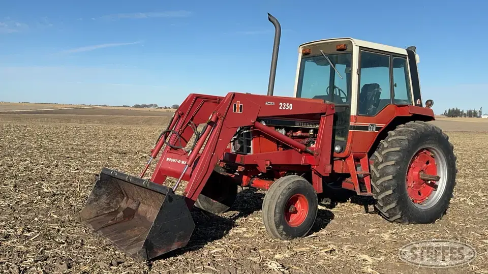 1981 International 1086 2WD Tractor