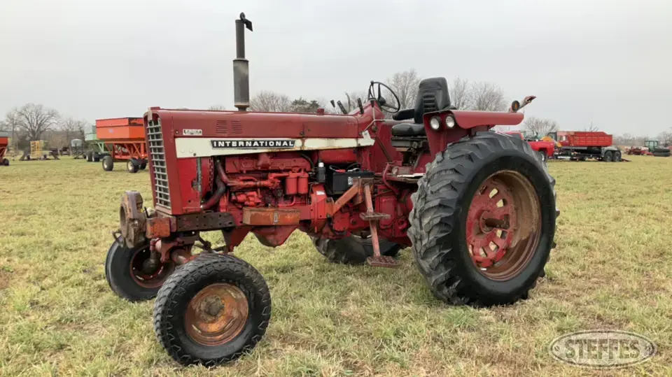 1970 Farmall 856 2WD Tractor