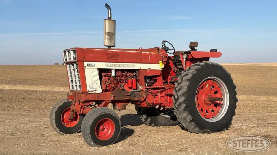1972 Farmall 966 2WD Tractor