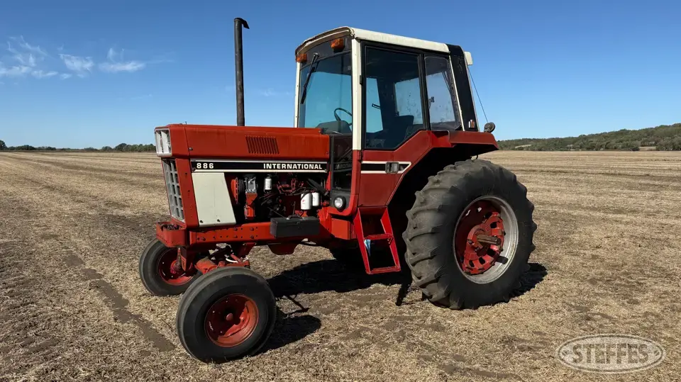 1977 International 886 2WD Tractor