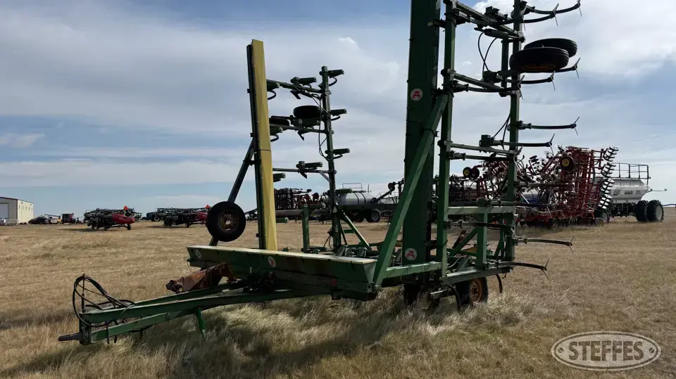 John Deere 1600 Chisel Plow