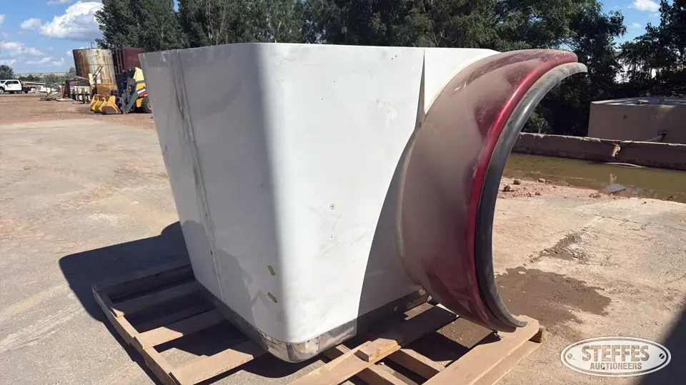 2004 Peterbilt hood Truck-Trailer Part