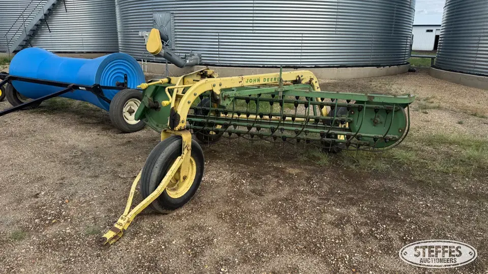 John Deere 640 Rake