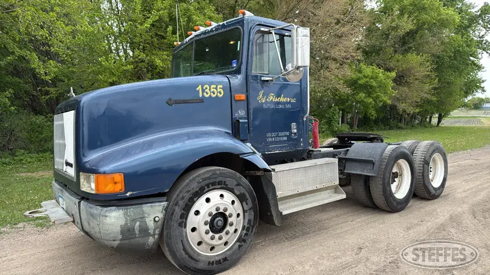 1996 International 9200 Conventional Truck without Sleeper
