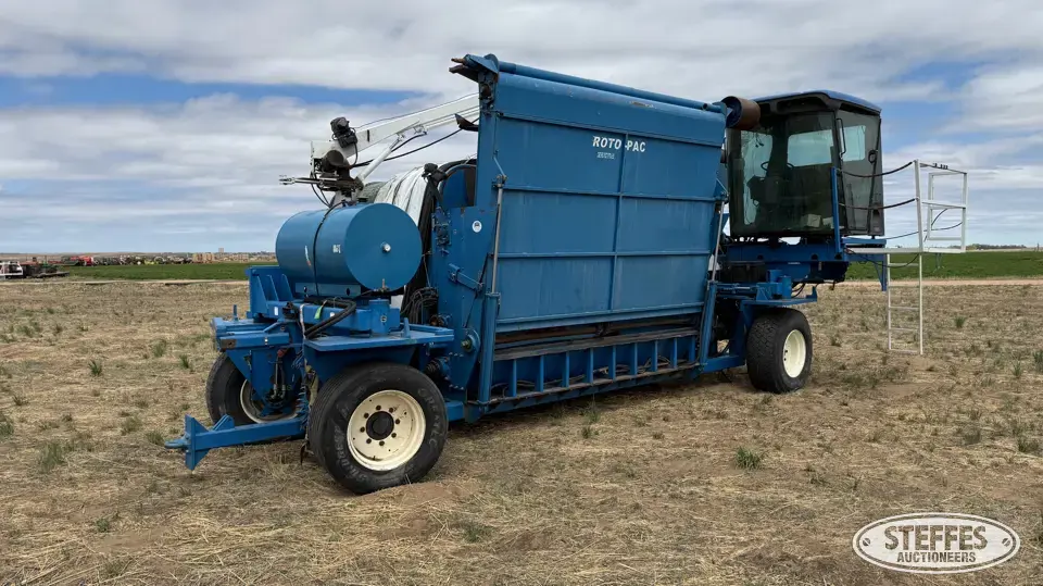 2004 Roto-Pac self-propelled silage bagger Grain Bag Loaders and Unloader