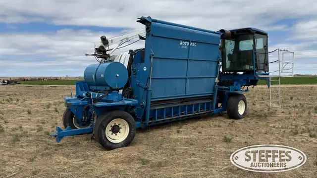 2004 Roto-Pac self-propelled silage bagger