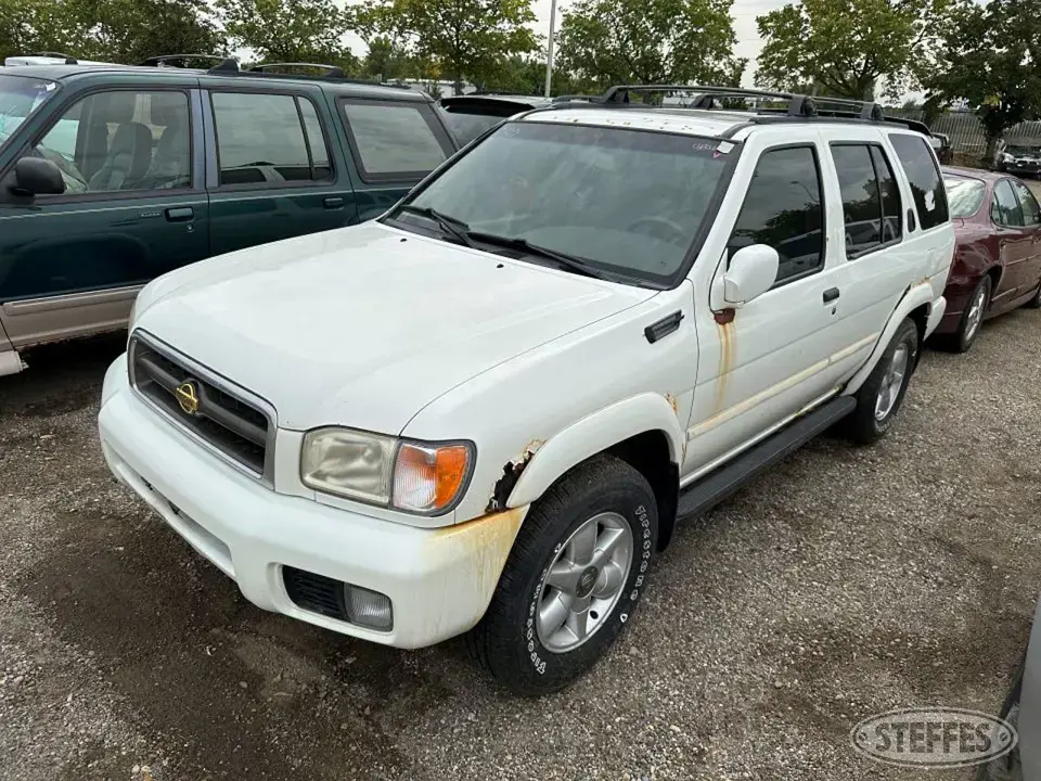 2000 Nissan Pathfinder SE SUV