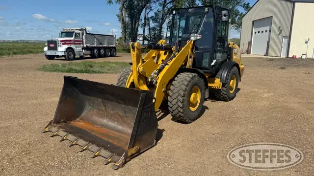 2020 CAT 906M