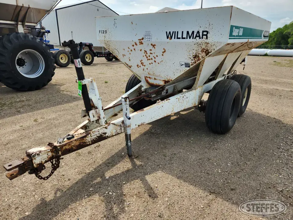 Willmar Super 600 Pull-Type Dry Spreader