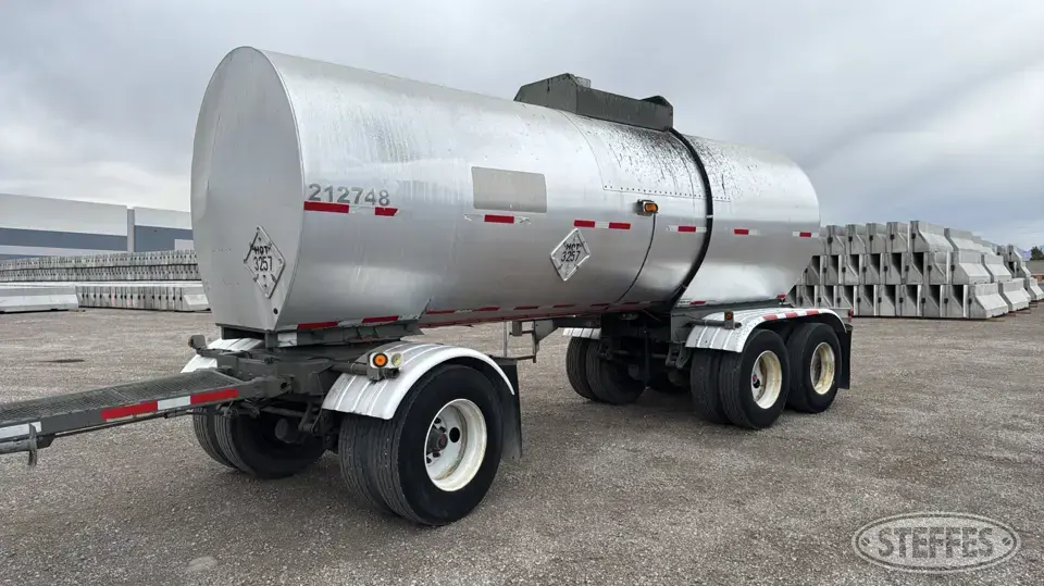 2004 Polar Tank Trailer Inc 4,000 gal. Pup Trailer