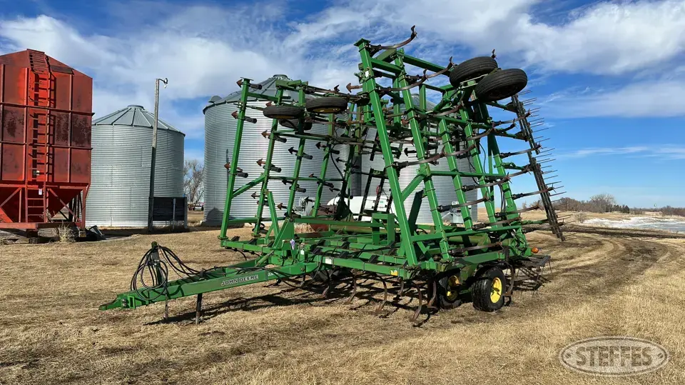 John Deere 980 Field Cultivator