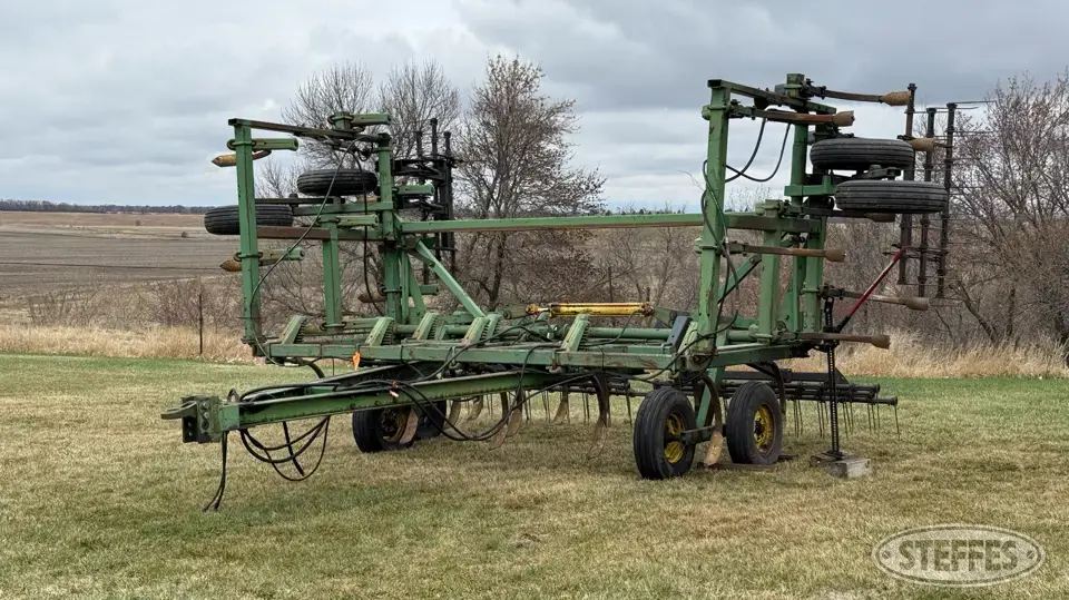 John Deere 1610 Chisel Plow