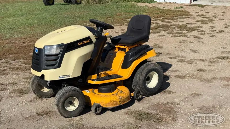 Cub Cadet LXT 1046 Lawn Tractor