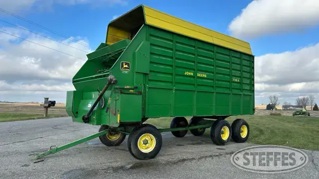 John Deere 716A