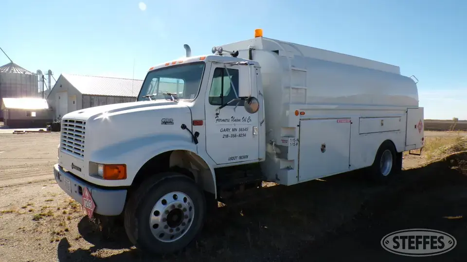2001 International 4900 Fuel-Lube Truck
