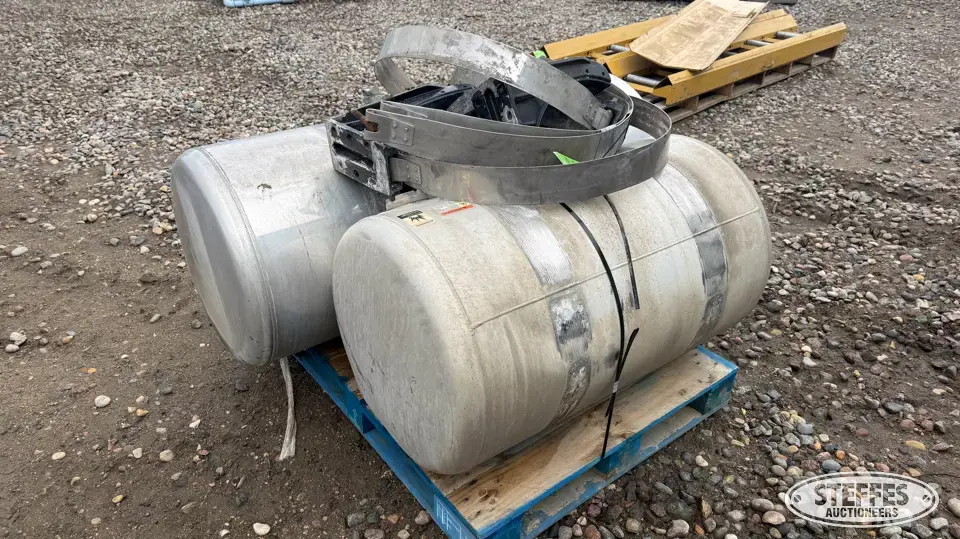 (2) Peterbilt fuel tanks Truck-Trailer Part