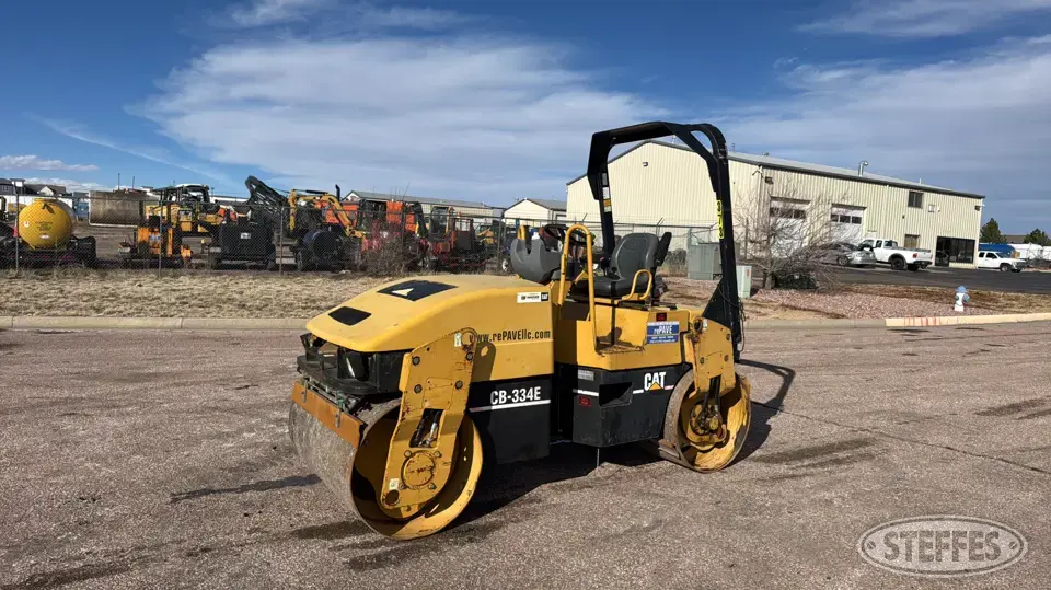 2006 CAT CB-334E Self-Propelled Tandem Compactor